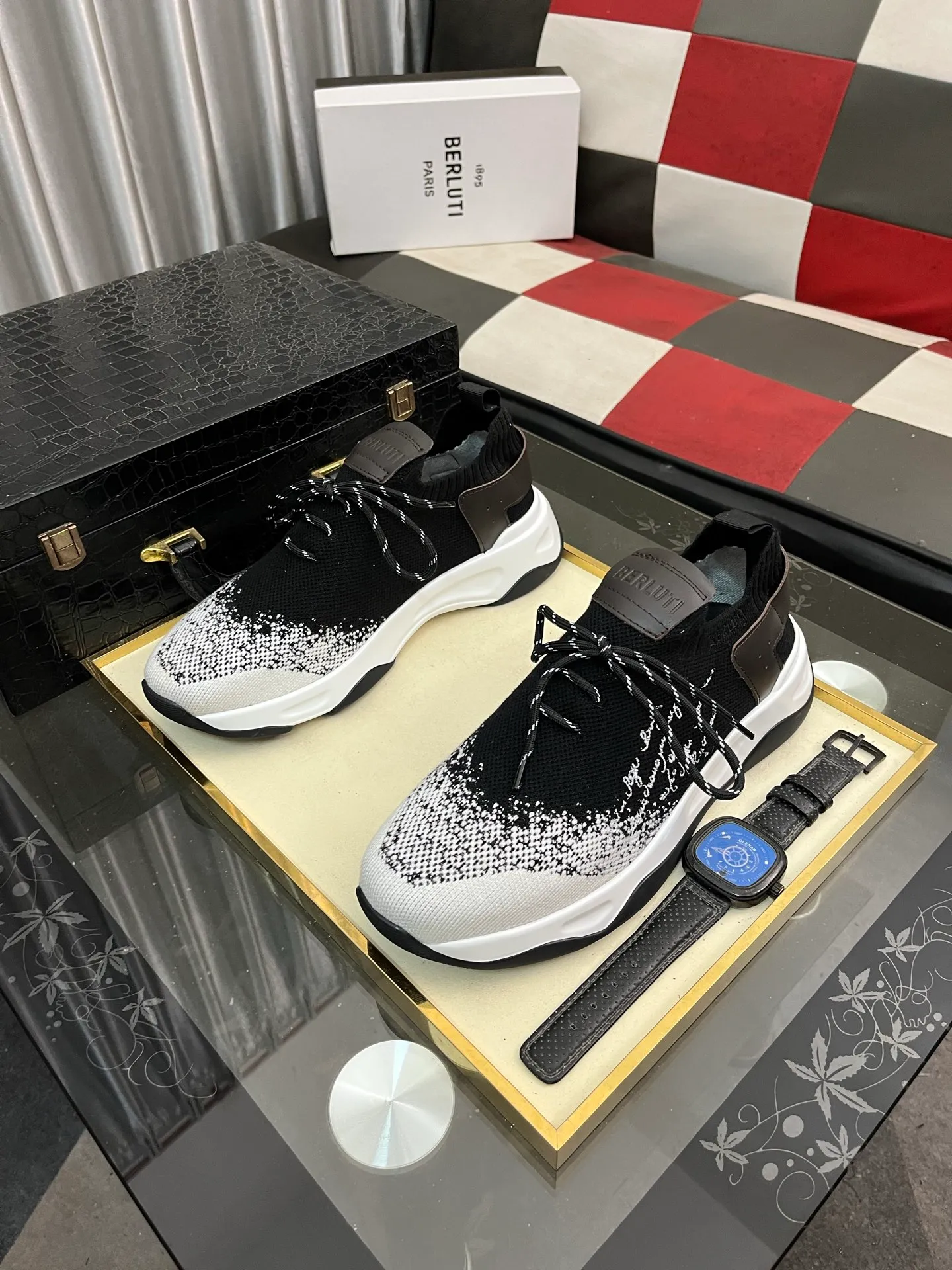 Men's Men's Shoes 💰400⌚️⌚️Berlut* France's top men's shoes, Berluti brand broke the rules in its first show and launched a new Edge shoe last. This model is hand-crafted with exquisite and fashionable fly-woven cowhide, a water-dyed cowhide lining, and an original color-blocked lightweight and wear-resistant rubber sole. This bold improvement of the iconic shoe last is of great significance to the creative work of its unique shape and edge width. On Alessandro shoes, this sharp-edged silhouette is made more see-through through Kris' bold and professional new Cloudy dyeing, making it classic and fashionable! Size: 38-46